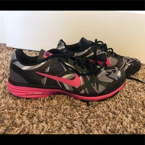 Women’s Nike Dual Fusion TR training shoe - black, gray and pink, size 8